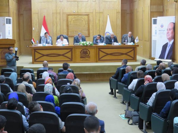 نائب الوزير تكرم رؤساء 3 أقسام نساء وتوليد بمستشفيات قنا - 1 - سيناء الإخبارية