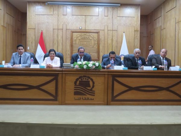 نائب الوزير تكرم رؤساء 3 أقسام نساء وتوليد بمستشفيات قنا - 3 - سيناء الإخبارية
