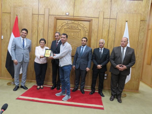 نائب الوزير تكرم رؤساء 3 أقسام نساء وتوليد بمستشفيات قنا - 5 - سيناء الإخبارية