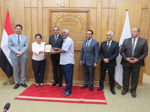 نائب الوزير تكرم رؤساء 3 أقسام نساء وتوليد بمستشفيات قنا - 7 - سيناء الإخبارية