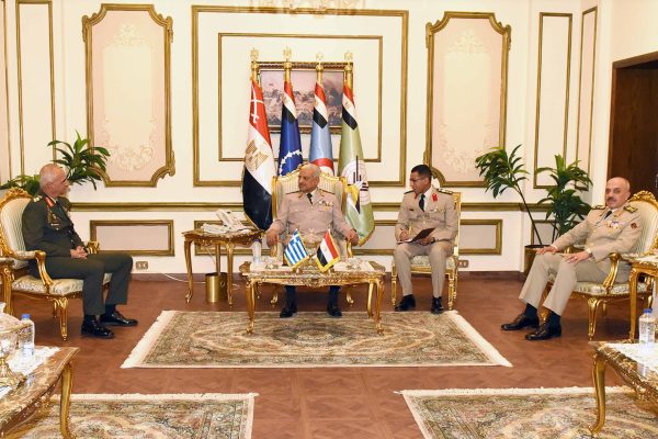 وزير الدفاع ورئيس الأركان يلتقيان رئيس هيئة الأركان العامة اليونانية - 5 - سيناء الإخبارية
