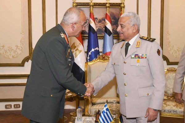 وزير الدفاع ورئيس الأركان يلتقيان رئيس هيئة الأركان العامة اليونانية - 1 - سيناء الإخبارية