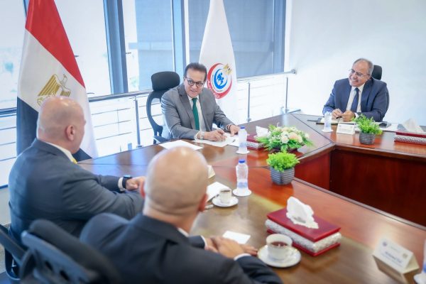 وزير الصحة يناقش آليات تنفيذ مشروع التصنيع المحلي لأجهزة الموجات الصوتية "السونار" في مصر - 3 - سيناء الإخبارية