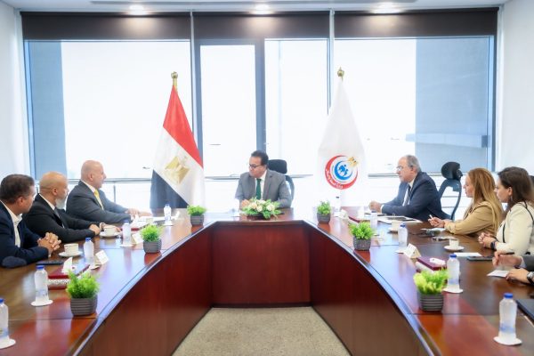 وزير الصحة يناقش آليات تنفيذ مشروع التصنيع المحلي لأجهزة الموجات الصوتية "السونار" في مصر - 1 - سيناء الإخبارية