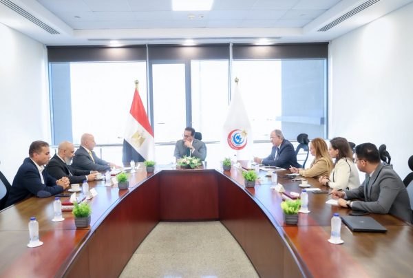 وزير الصحة يناقش آليات تنفيذ مشروع التصنيع المحلي لأجهزة الموجات الصوتية "السونار" في مصر - 3 - سيناء الإخبارية