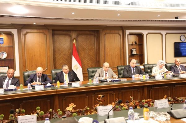 وزير الطيران المدني يعقد اجتماعًا تنسيقيًا مع كافة الاجهزة المعنية بالمطار - 9 - سيناء الإخبارية