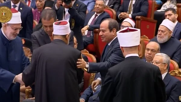 شيخ الأزهر يقدم النسخة الأولى من الترجمة الإنجليزية لمعاني القرآن للرئيس السيسي - 1 - سيناء الإخبارية
