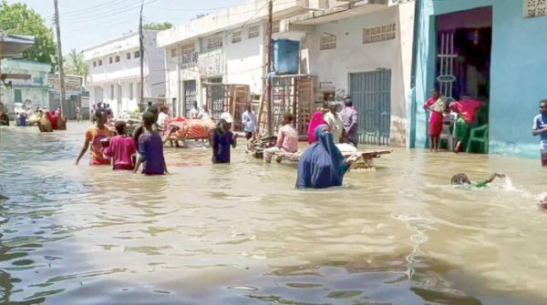 الفيضانات توصل إلى نهر مورافا إلى بلدة ليتوفيل على بعد حوالي 200 كيلومتر شرق براغ بالتشيك - 3 - سيناء الإخبارية