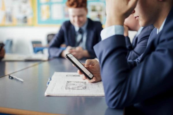 3 دول أوروبية تنضم لفرنسا وتحظر الهواتف الذكية في جميع مدارسها - 1 - سيناء الإخبارية