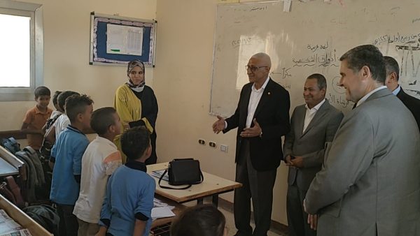 خالد مجاور يؤكد علي انتظام الدراسة بجميع مدارس المحافظة و يوزع العصير والبسكويت علي الطلاب - 1 - سيناء الإخبارية