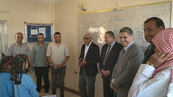 خالد مجاور يؤكد علي انتظام الدراسة بجميع مدارس المحافظة و يوزع العصير والبسكويت علي الطلاب - 3 - سيناء الإخبارية