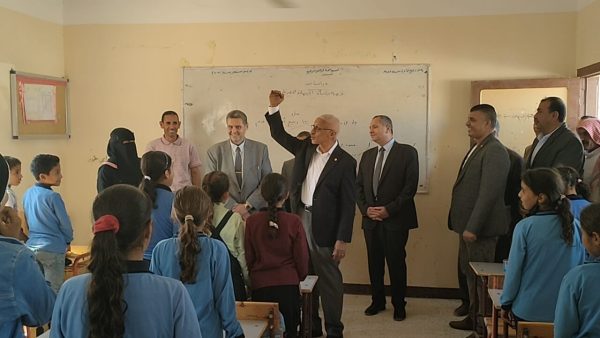 خالد مجاور يؤكد علي انتظام الدراسة بجميع مدارس المحافظة و يوزع العصير والبسكويت علي الطلاب - 5 - سيناء الإخبارية