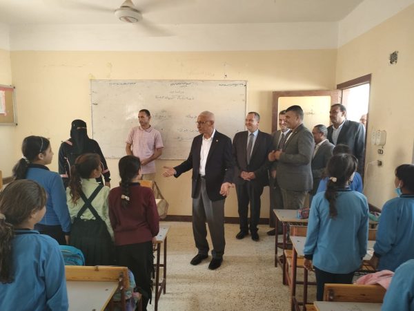 خالد مجاور يؤكد علي انتظام الدراسة بجميع مدارس المحافظة و يوزع العصير والبسكويت علي الطلاب - 7 - سيناء الإخبارية