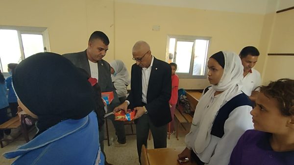 خالد مجاور يؤكد علي انتظام الدراسة بجميع مدارس المحافظة و يوزع العصير والبسكويت علي الطلاب - 9 - سيناء الإخبارية