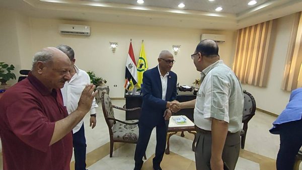 خالد مجاور يستقبل حمدي الخفيف رئيس الاتحاد العام للعاملين في المصالح الحكومية - 1 - سيناء الإخبارية