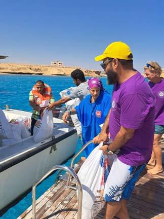 محمية رأس محمد.. غواصون يجمعون 400 كيلو مخلفات للحفاظ على البيئة البحرية - 5 - سيناء الإخبارية