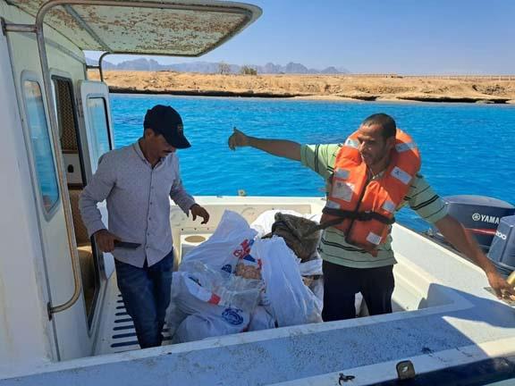 محمية رأس محمد.. غواصون يجمعون 400 كيلو مخلفات للحفاظ على البيئة البحرية - 9 - سيناء الإخبارية