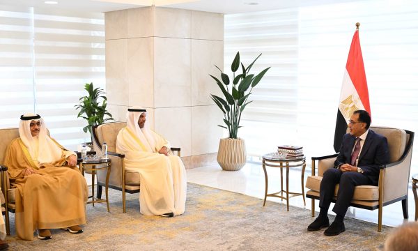 رئيس مجلس الوزراء يؤكد على جذب المزيد من الاستثمارات الكويتية ومنح الرخصة الذهبية لهذه المشروعات - 1 - سيناء الإخبارية