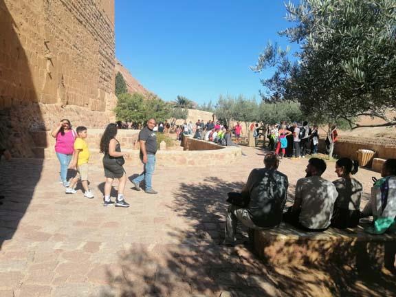 300 سائح يستكشفون سحر دير سانت كاترين وتجربة شروق الشمس على جبل موسى - 3 - سيناء الإخبارية