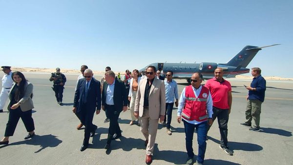 محافظ شمال سيناء يستقبل وزير الخارجية الدنماركي والوفد المرافق في مطار العريش - 5 - سيناء الإخبارية