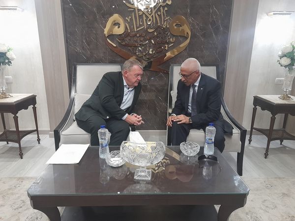 محافظ شمال سيناء يستقبل وزير الخارجية الدنماركي والوفد المرافق في مطار العريش - 3 - سيناء الإخبارية
