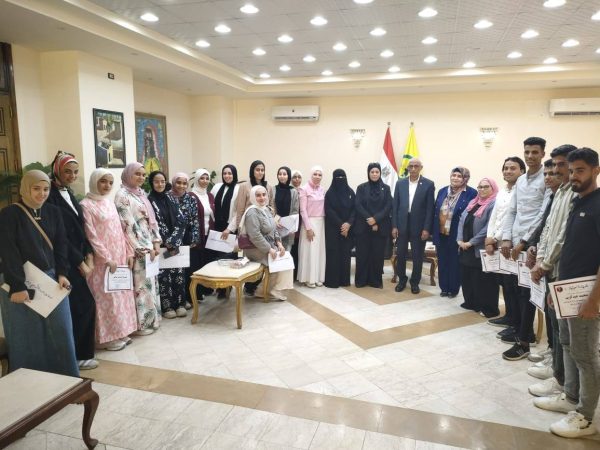 طلبة كلية الطب البيطري بجامعة العريش يكرمون من المحافظ ..بالصور - 7 - سيناء الإخبارية