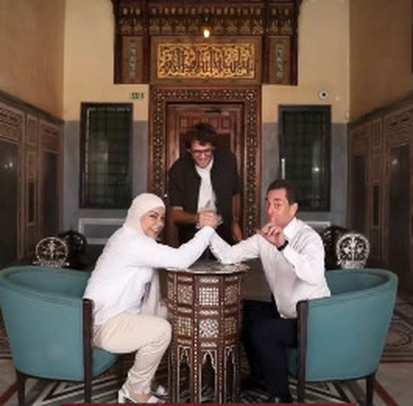 لافتة ترفيهية.. منافسة بمصارعة الذراع بين السفير إيريك شوفالييه والبطلة سارة سمير - 1 - سيناء الإخبارية