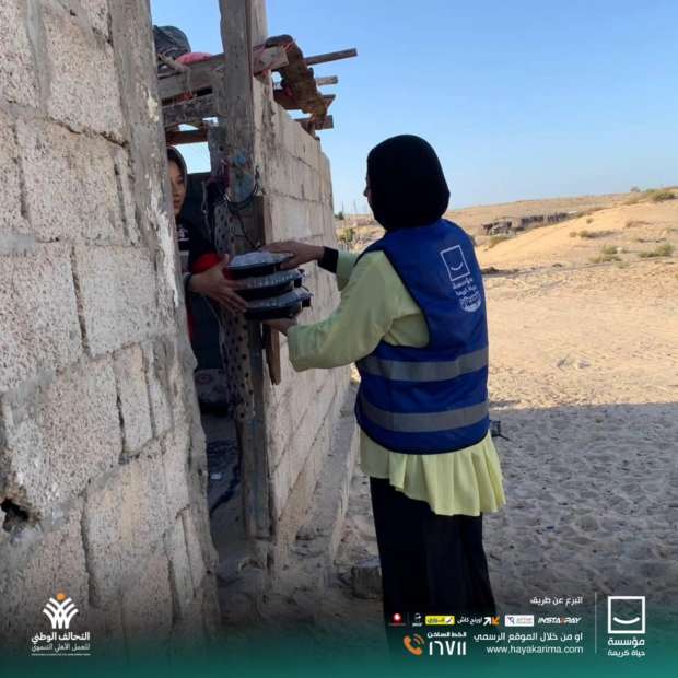 مؤسسة " حياة كريمة " توزع الوجبات الساخنة على الأهالي بشمال سيناء - 1 - سيناء الإخبارية