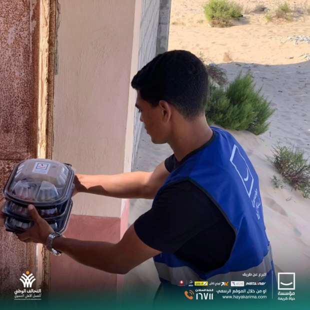 مؤسسة " حياة كريمة " توزع الوجبات الساخنة على الأهالي بشمال سيناء - 3 - سيناء الإخبارية