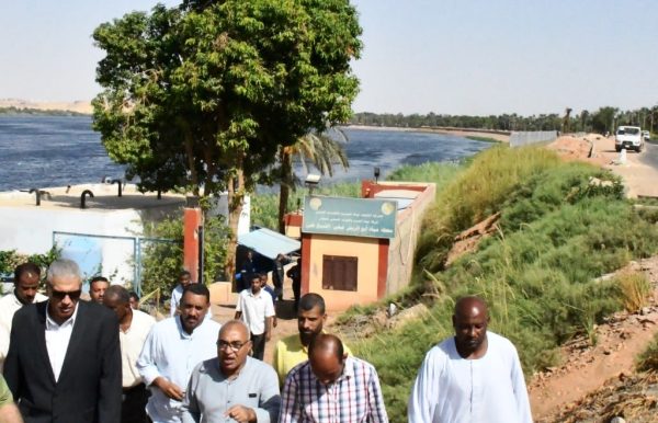 محافظ أسوان في زيارة مفاجئة لمحطة مياه أبو الريش ويطمئن على نظافة الماء - 7 - سيناء الإخبارية