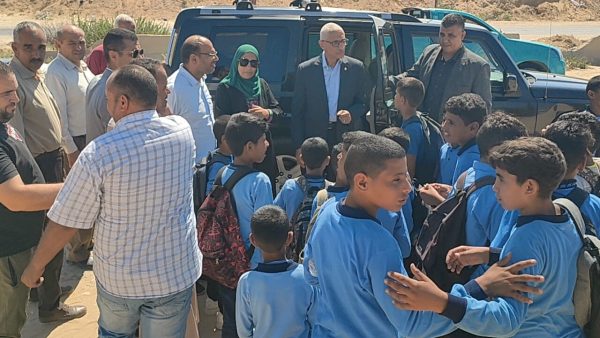 محافظ شمال سيناء يوقف سيارته لتوزيع العصائر والمياه على تلاميذ قرية نجع شيبانة - 3 - سيناء الإخبارية