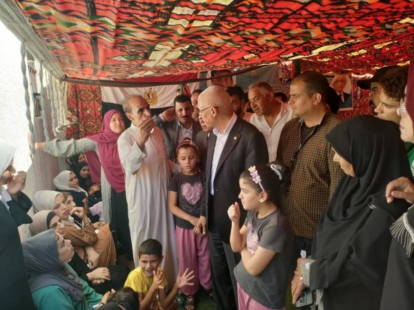 محافظ شمال سيناء يستقبل عددا من المرضى الفلسطينيين ويؤكد تقديم الخدمات المجانية - 1 - سيناء الإخبارية