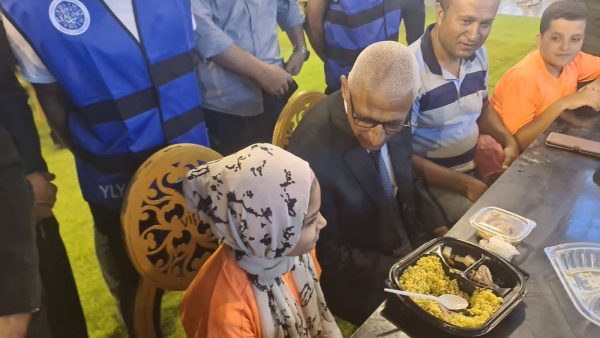 محافظ شمال سيناء يشارك في مأدبة إفطار جماعية مع الأسر الفلسطينية بالعريش - 1 - سيناء الإخبارية