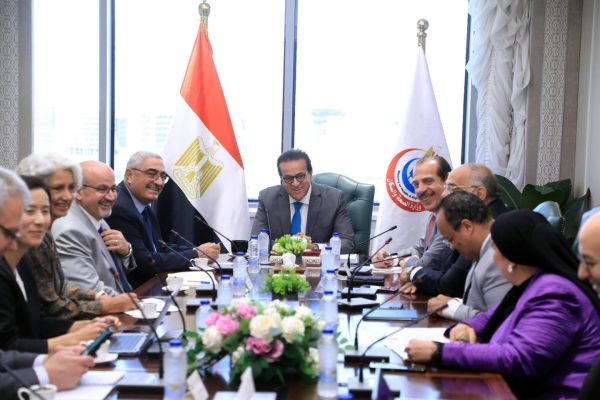 وزير الصحة والسكان يستقبل لجنة الرقابة الاستشارية المستقلة لبرنامج منظمة الصحة العالمية للطوارىء الصحية - 11 - سيناء الإخبارية