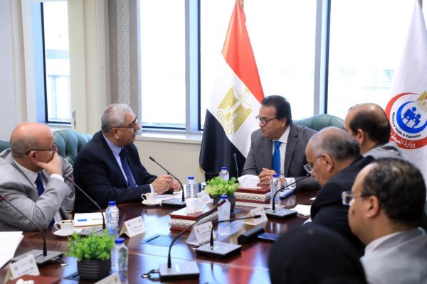 وزير الصحة والسكان يستقبل لجنة الرقابة الاستشارية المستقلة لبرنامج منظمة الصحة العالمية للطوارىء الصحية - 3 - سيناء الإخبارية