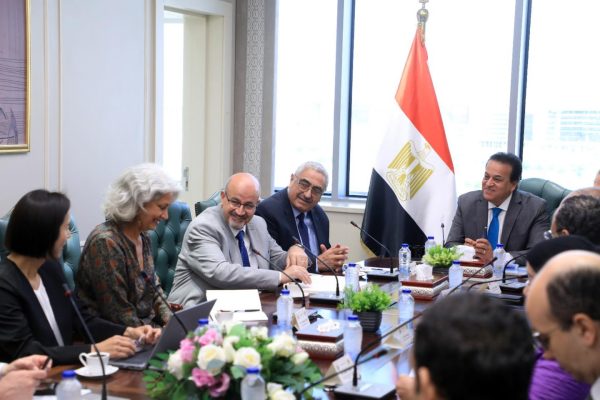 وزير الصحة والسكان يستقبل لجنة الرقابة الاستشارية المستقلة لبرنامج منظمة الصحة العالمية للطوارىء الصحية - 7 - سيناء الإخبارية