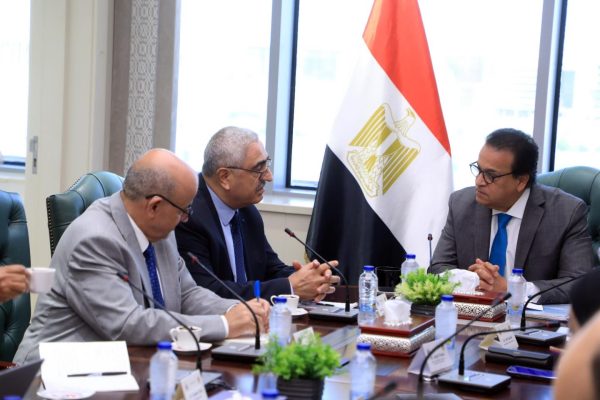 وزير الصحة والسكان يستقبل لجنة الرقابة الاستشارية المستقلة لبرنامج منظمة الصحة العالمية للطوارىء الصحية - 5 - سيناء الإخبارية