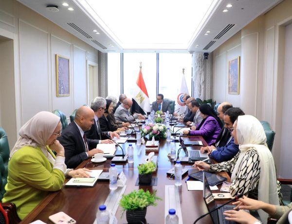 وزير الصحة والسكان يستقبل لجنة الرقابة الاستشارية المستقلة لبرنامج منظمة الصحة العالمية للطوارىء الصحية - 9 - سيناء الإخبارية