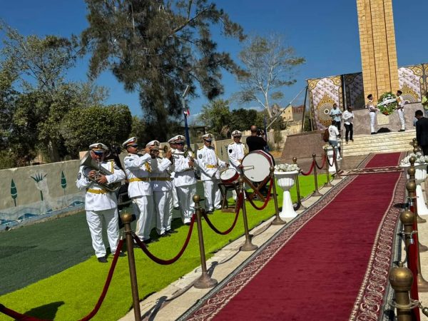 محافظ شمال سيناء يضع إكليل الزهور على قبر الجندي المجهول بالعريش في احتفالية ذكرى نصر أكتوبر - 1 - سيناء الإخبارية