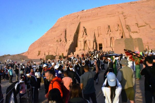 أبو سمبل تحتفل بظاهرة تعامد الشمس على وجه الملك رمسيس الثاني بحضور 4 آلاف سائح - 3 - سيناء الإخبارية