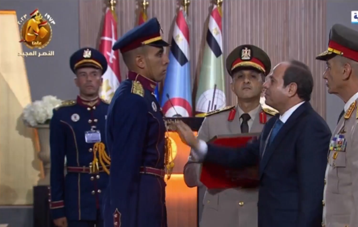 الرئيس السيسي يمنح الأنواط لأوائل خريجي الأكاديمية والكليات العسكرية 2024 - 1 - سيناء الإخبارية