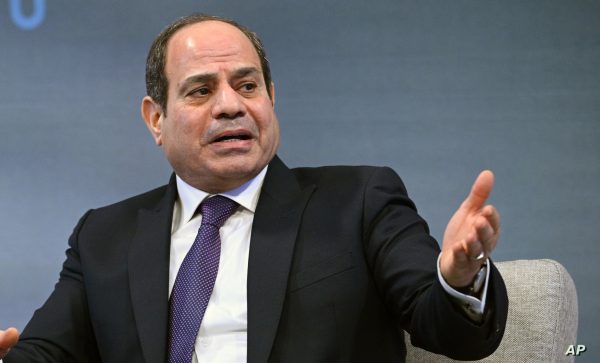 السيسي: ارتفاع الدولار بسبب استيراد عطورًا ومزيلات عرق وماء تواليت بنحو 440 مليون دولار - 1 - سيناء الإخبارية