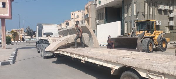 بعد عدة سنوات من الإغلاق..رفع السواتر الخراسانية من ميدان الساعة بالعريش - 1 - سيناء الإخبارية