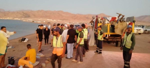 مدينة دهب تطلق حملة مكبرة لتنظيف الشواطئ وإزالة الإشغالات لتحسين المظهر الحضاري - 1 - سيناء الإخبارية