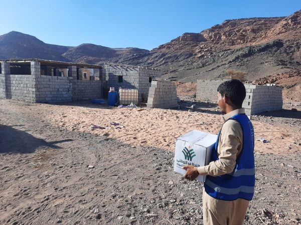 مبادرة حياة كريمة توزع 100 كرتونة غذائية على أهالي تجمع المعين بقرية الرملة في جنوب سيناء - 3 - سيناء الإخبارية