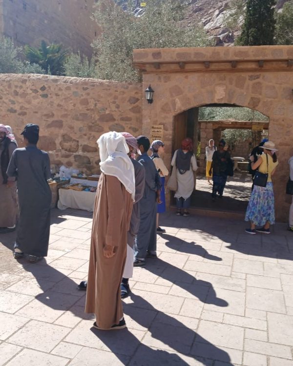 دير سانت كاترين يستقبل 200 زائر من بينهم 156 سائح أجنبي - 11 - سيناء الإخبارية