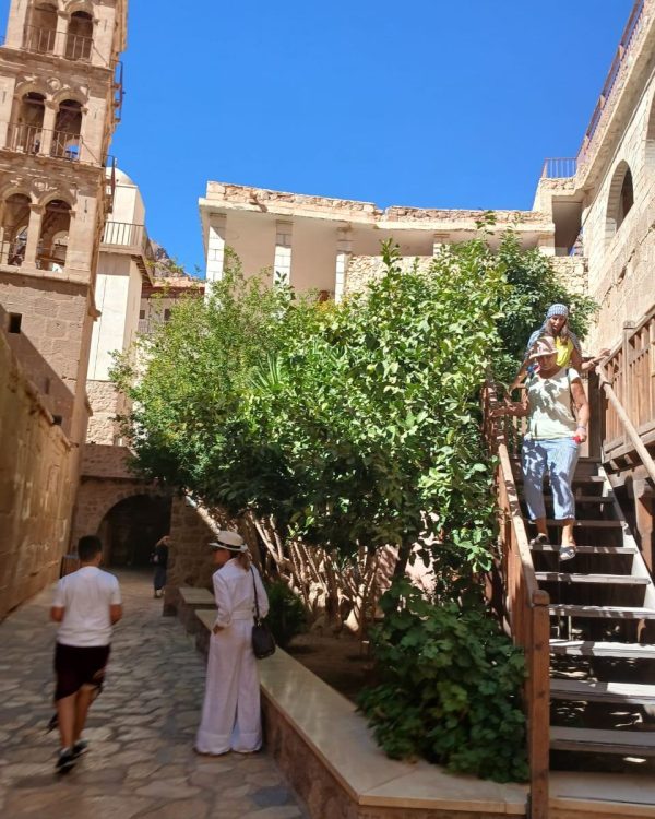 دير سانت كاترين يستقبل 200 من الزوار من مختلف أنحاء العالم - 3 - سيناء الإخبارية