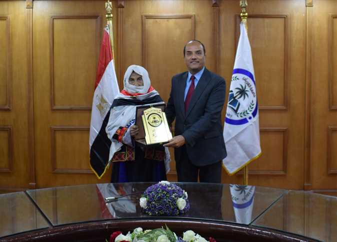 رئيس جامعة العريش يهدى المجاهدة فرحانة درع الجامعة وشهادة تقدير لدورها البطولي على أرض سيناء - 1 - سيناء الإخبارية