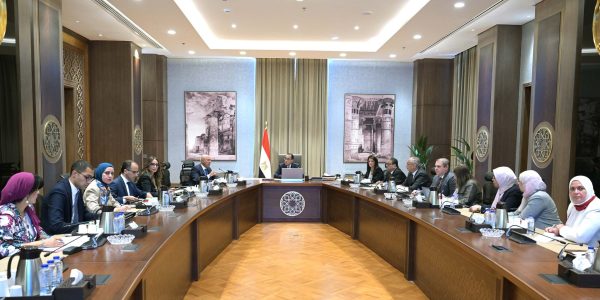 رئيس مجلس الوزراء يعقد اجتماعاً لبحث الآلية الأوروبية لتعديل حدود الكربون - 1 - سيناء الإخبارية