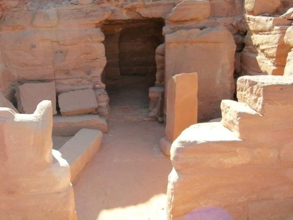 معبد سيدة الفيروز في قلب صحراء جنوب سيناء.. نفاصيل رحلة استكشاف أسرار سرابيط الخادم - 1 - سيناء الإخبارية